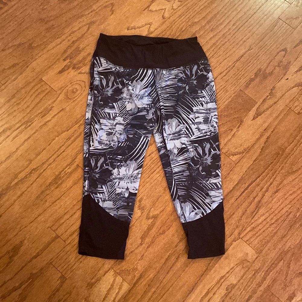Reebok leggings 3/4 length, black, gray, size medium
